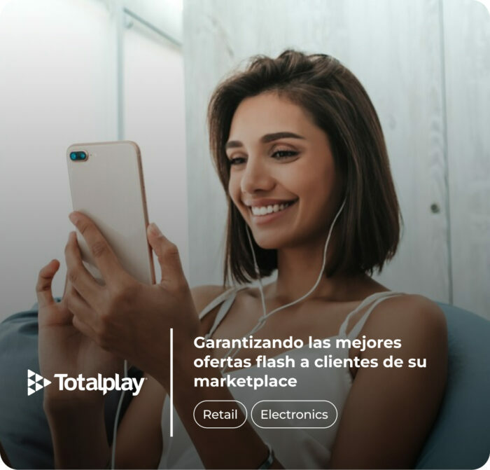 Mujer joven sentada y sonriendo mientras utiliza un teléfono móvil, con auriculares puestos, en un ambiente iluminado y relajado. Texto superpuesto: "Garantizando las mejores ofertas flash a clientes de su marketplace. Retail, Electronics". Logotipo de Totalplay en la esquina inferior izquierda.