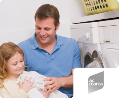 A happy father and daughter smiling while handling clean laundry, with an ac marca brand badge. This image illustrates Flipflow's capability in monitoring market presence and consumer engagement for home care and laundry brands.