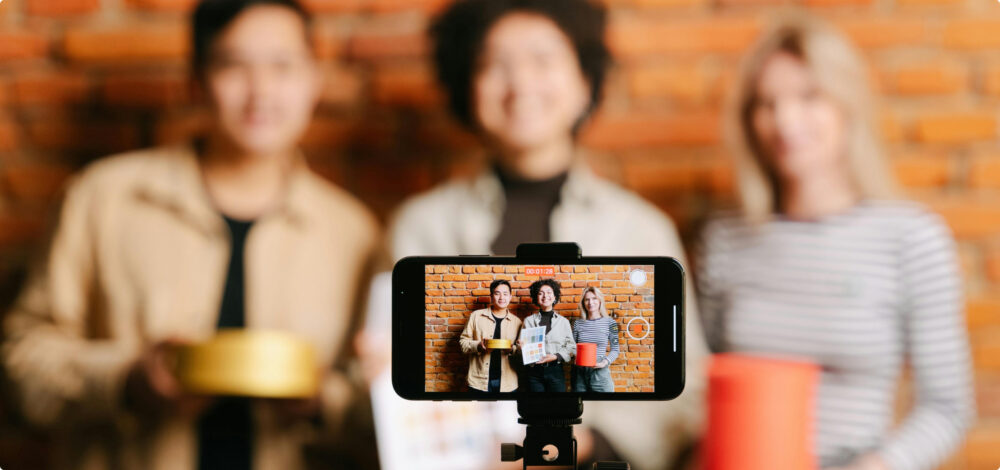 Creadoras de contenido grabándose con un teléfono móvil