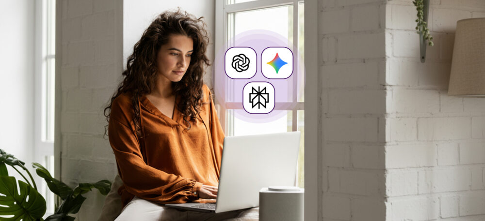 Mujer trabajando en un portátil junto a una ventana; a su lado flotan iconos de IA/LLMs que indican integración de modelos generativos en su trabajo.