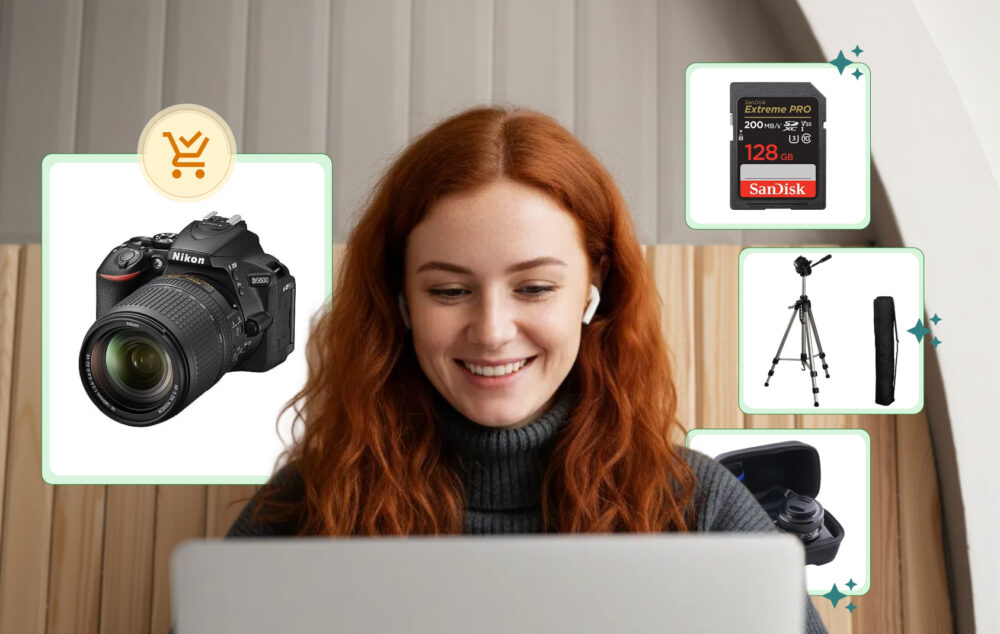 Compradora en portátil recibiendo recomendaciones de cámara, trípode y accesorios, como un bundle de productos.