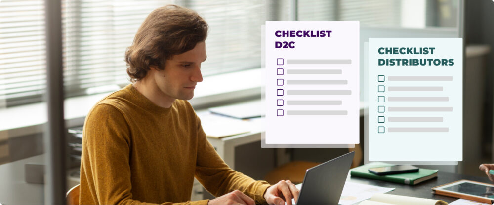 Profesional trabajando en un portátil junto a dos listas “Checklist D2C” y “Checklist Distributors”, guía para destacar en marketplaces saturados.