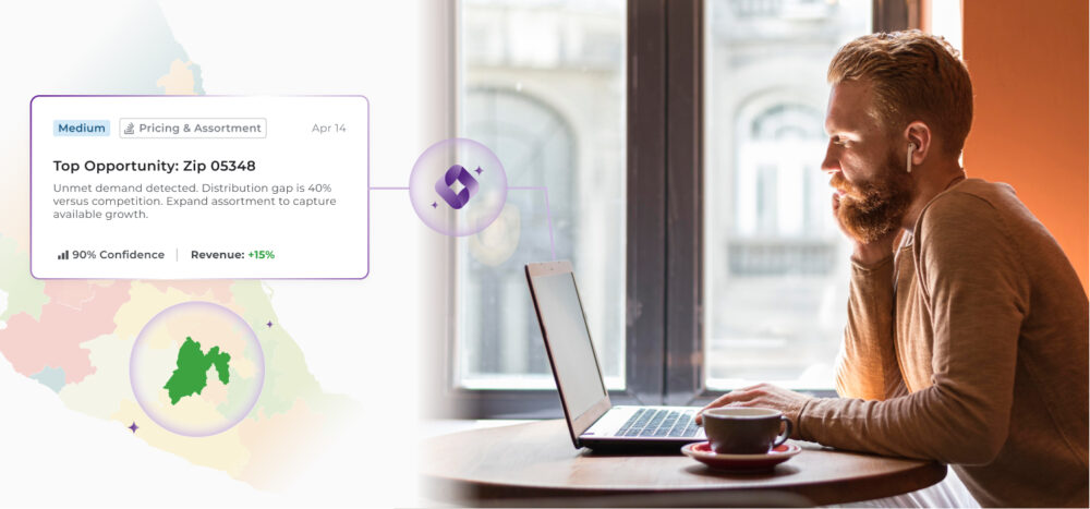 Profissional revisando em seu notebook uma oportunidade detectada por um copiloto de Retail Intelligence em precificação e sortimento.