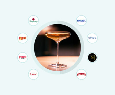 Copa de cóctel en el centro rodeada por marcas como Tanqueray, Larios, Beefeater, Gordon’s, Absolut, Cîroc, Au y Smirnoff.