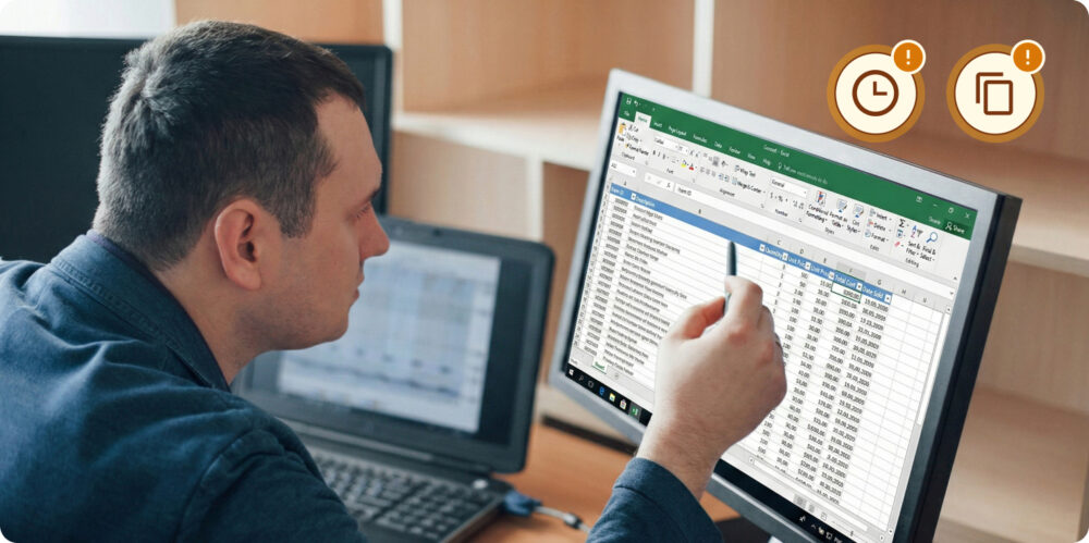 Persona señalando una hoja de cálculo en pantalla grande con iconos de tiempo y duplicados; señales de la fragmentación de datos por copias y actualizaciones tardías.