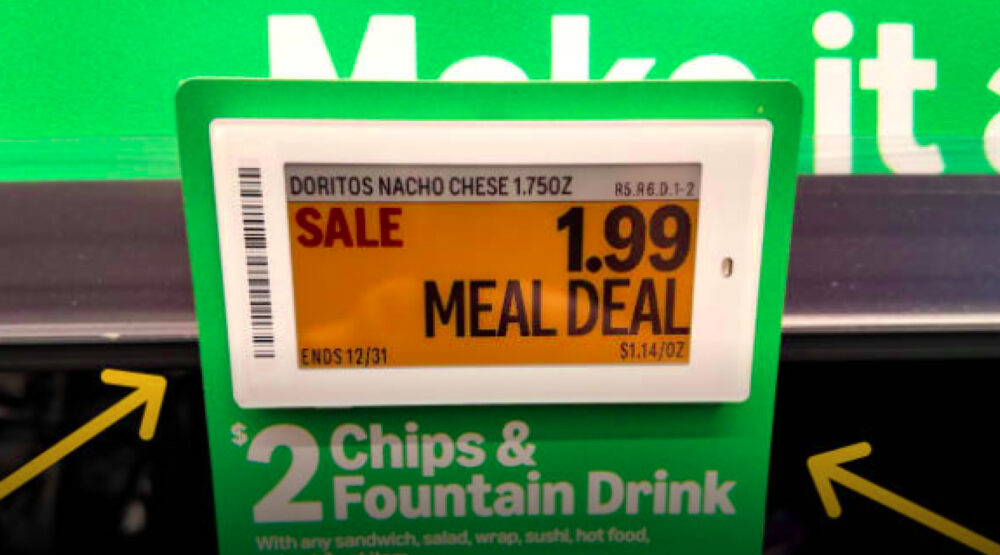 Etiqueta electrónica de precio en tienda con promoción de Doritos Nacho Cheese a 1.99 y oferta de meal deal, ejemplo de walmart etiquetas digitales 2026.