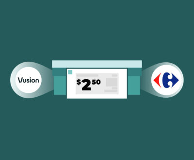 Ilustración de una de las Digital Shelf Labels mostrando un precio de $2.50, flanqueada por los logotipos de Vusion y Carrefour sobre un fondo verde oscuro, simbolizando su alianza tecnológica.