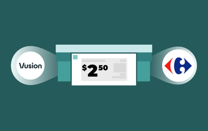 Ilustración de una de las Digital Shelf Labels mostrando un precio de $2.50, flanqueada por los logotipos de Vusion y Carrefour sobre un fondo verde oscuro, simbolizando su alianza tecnológica.