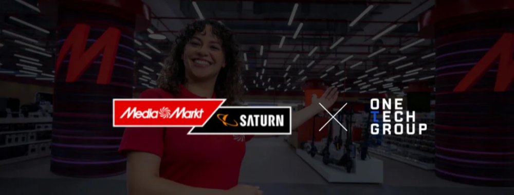 Una empleada sonriente en el interior de una tienda junto a los logotipos de MediaMarktSaturn y One Tech Group, destacando la colaboración tecnológica para impulsar soluciones avanzadas de In-store Retail Media.