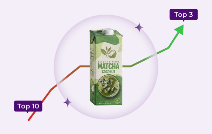 Un gráfico que muestra una flecha de crecimiento que va desde el "Top 10" al "Top 3", destacando un envase de bebida de matcha y coco. Representa el éxito del posicionamiento online de un producto.
